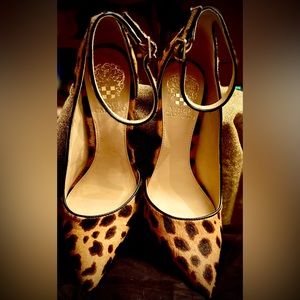 EUC VINCE CAMUTO, LEOPARD PRINT SIZE 37 1/2 or size 7, HIGH HEELED SHOES!!
